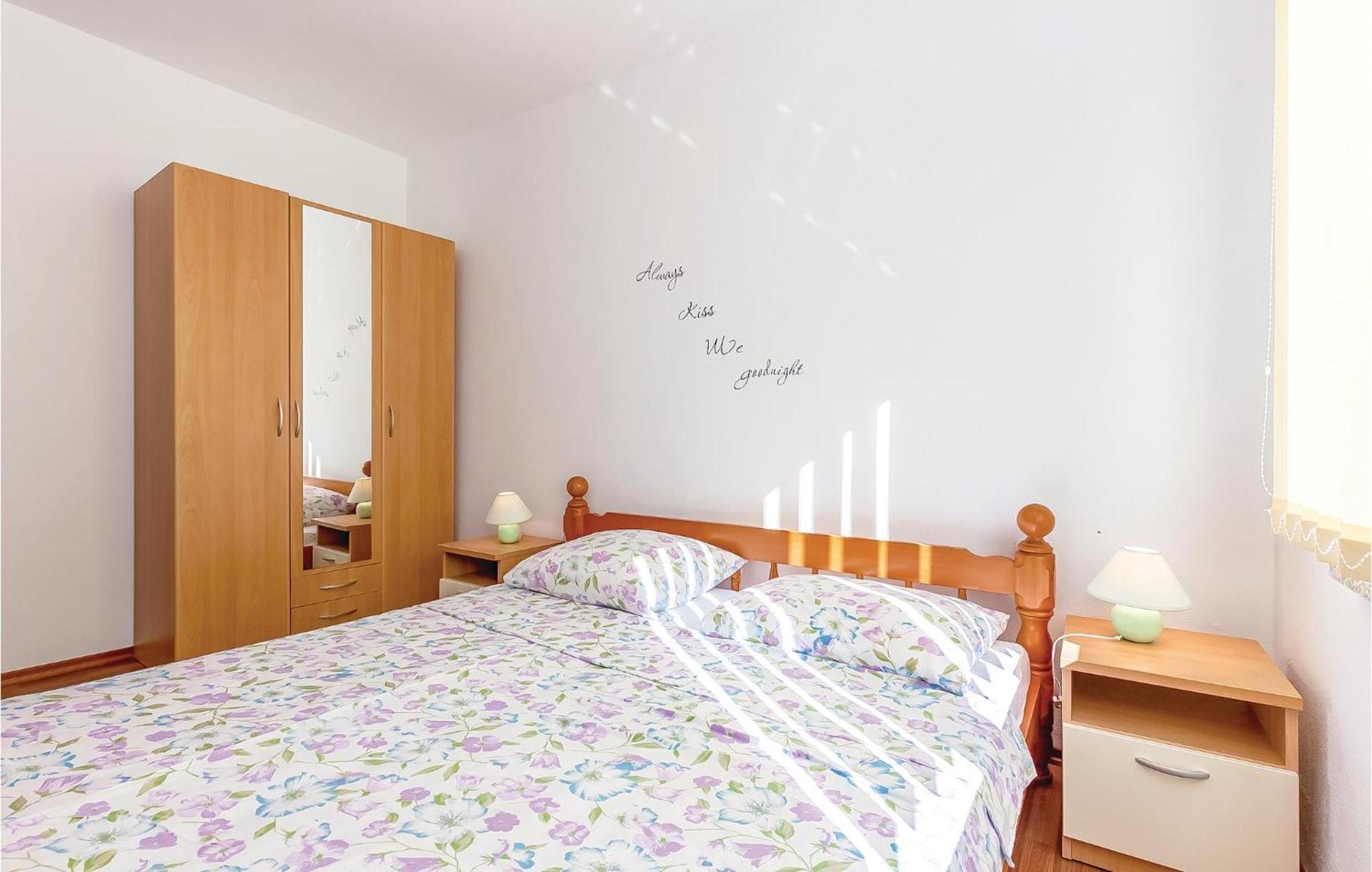 Awesome Apartment In Dobrinj With Wifi エクステリア 写真